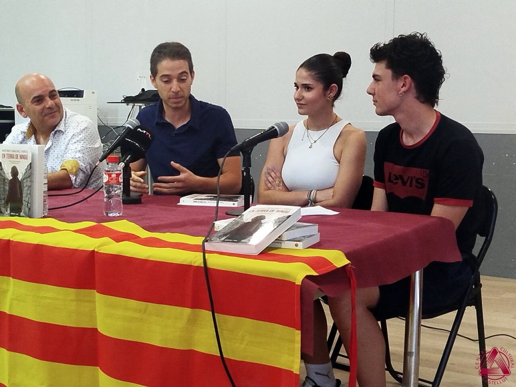 Exitosa presentació de «En terra de ningú», d’Antonio Sànchez 2 Exitosa presentació de «En terra de ningú», d’Antonio Sànchez 1